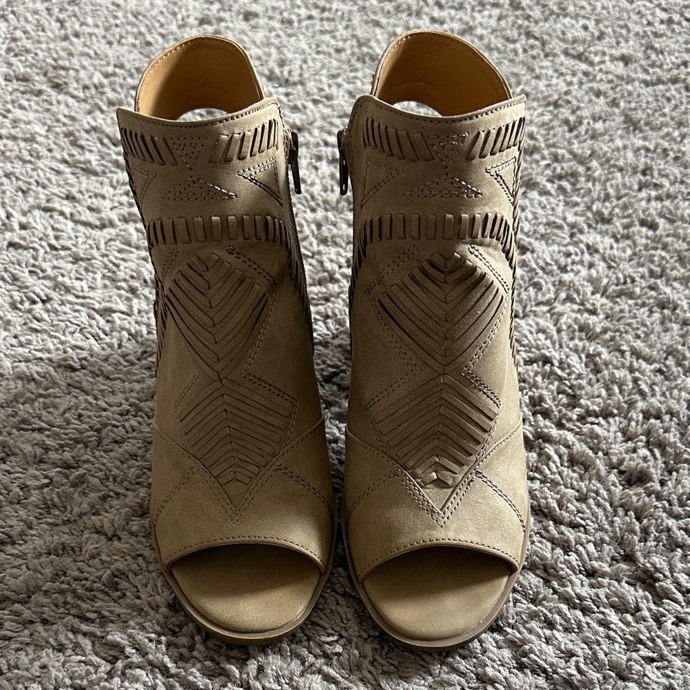 Universal Thread Tan Cutout Ankle Booties